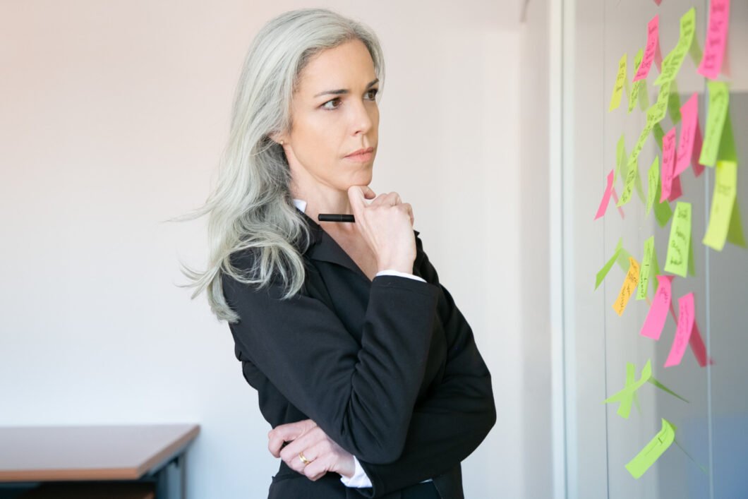 dirigeante en réflexion stratégique
