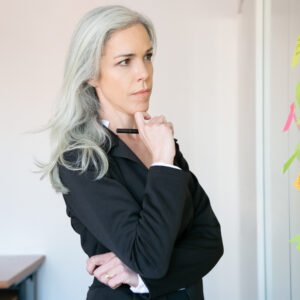 dirigeante en réflexion stratégique