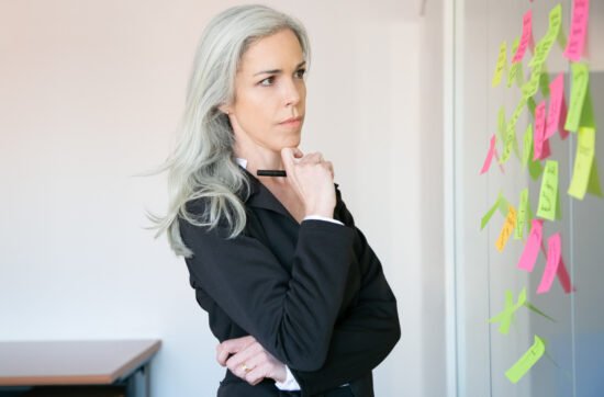 dirigeante en réflexion stratégique
