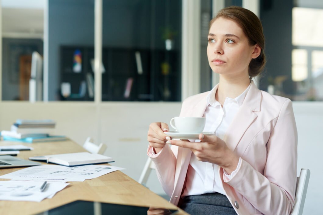 Dirigeant de TPE en pause café, moment de réflexion sur la vision stratégique de son entreprise