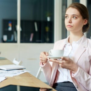 Dirigeant de TPE en pause café, moment de réflexion sur la vision stratégique de son entreprise