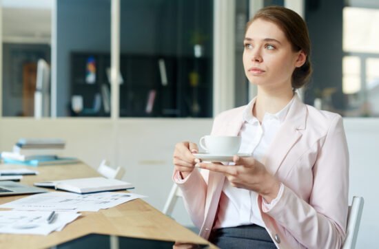 Dirigeant de TPE en pause café, moment de réflexion sur la vision stratégique de son entreprise