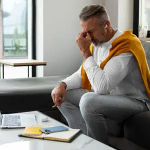 Dirigeant de TPE fatigué à son bureau après ses vacances