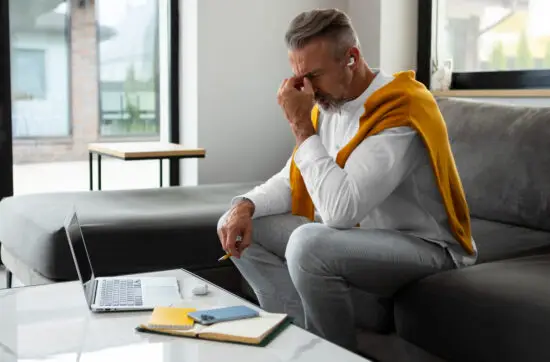 Dirigeant de TPE fatigué à son bureau après ses vacances