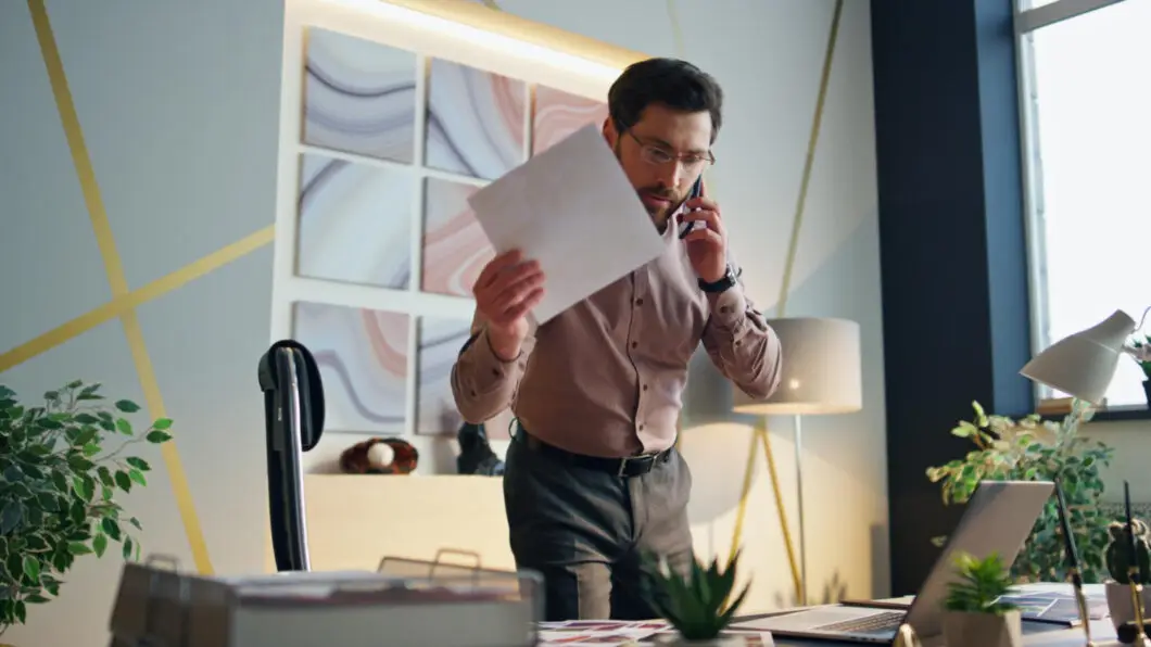 Dirigeant de TPE débordé par les urgences à son bureau, illustrant le mode pompier en entreprise