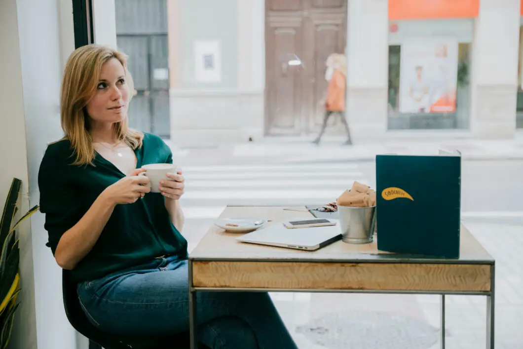 dirigeante prend le temps de réfléchir à son entreprise