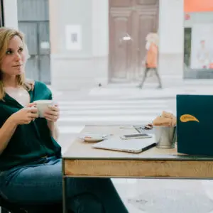 dirigeante prend le temps de réfléchir à son entreprise