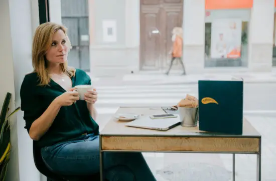 dirigeante prend le temps de réfléchir à son entreprise