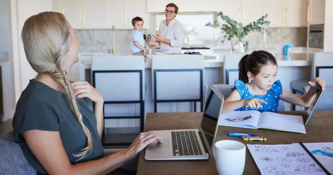 dirigeante travaille le samedi pendant que sa famille joue
