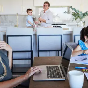 dirigeante travaille le samedi pendant que sa famille joue